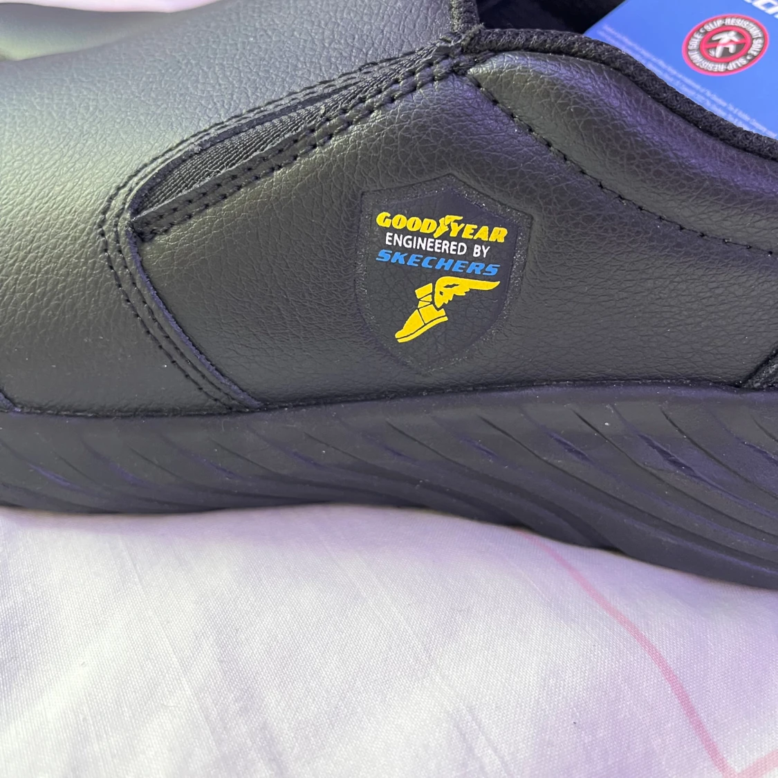 Svarta slip-on sneakers från Skechers anti-slip - 4