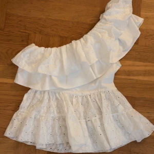 Vit oneshoulder volangblus från Zara - Super söt topp. Säljer då jag inte använder den, oanvänd💞💞pris kan diskuteras💞