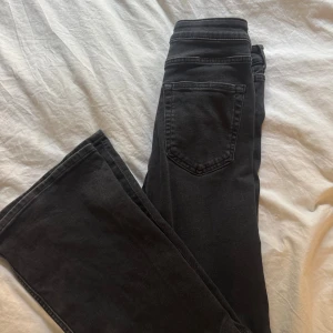 Svarta jeansbyxor i storlek 38 - Bootcut byxor från Hm💕 Använda 1 gång. Långa, svart/grå färg! Passar dig som söker nya bootcutbyxor!