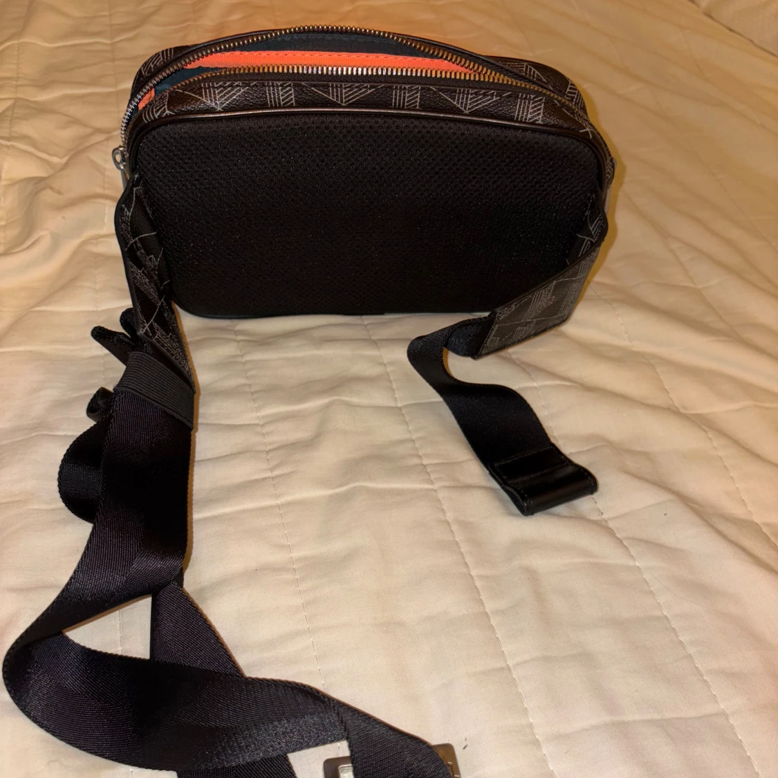 Svart axelväska från Lacoste med mönster - 1