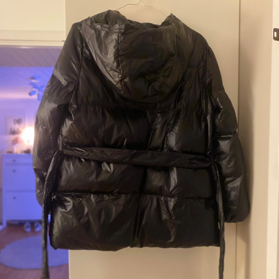 Svart pufferjacka med bälte från SHEIN - 1