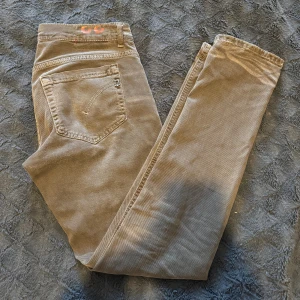 Grå Dondup jeans - Slimmade grå jeans från Dondup i modellen George. Säljer då de har blivit lite för små storlek 33. Ett väldigt bra skick skulle säga 8/10. Priset är ej hugget i sten så hör av dig vid minsta fråga eller fundering så kan vi komma överens om ett bra pris 💰 