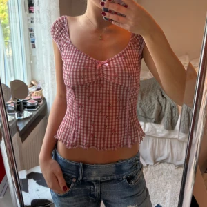 Rosa Topp - Gullig rutig/blommig topp från utban outfitters märke Kimchi Blue💖💖 använt mycket men superbra skick 