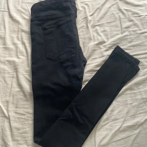 Jeans - Svarta jeans i storlek L, väldigt små i storleken så skulle säga s-m. Vet tyvärr inte vilket märke🖤