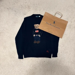 Ralph Lauren tröja - Tjena, säljer nu denna skit snygga stickade Ralph Lauren tröjan, fick den här av min bonuspappa ungefär 2 år sedan eftersom hade blivit för liten. Jag har själv använt den men den har alltid behandlats väl och har inga skador! Nypris för dessa är jag lite osäker men gissar runt 5000-8000kr. Därför är detta ett otroligt erbjudande, kvitto har jag däremot inte eftersom tröjan är minst 4 år gammal och tror inte min bonuspappa har kvar det! Fråga gärna mer frågor om ni har det!