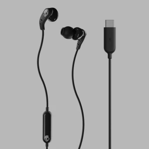 Skullcandy Set USB-C In-Ear Hörlurar - Snygga Skullcandy in-ear hörlurar med USB-C anslutning. Perfekt för Android-enheter och laptops utan hörlursuttag. Inbyggd mikrofon och fjärrkontroll. Svart färg, ser ut att vara i mycket gott skick utan synligt slitage.