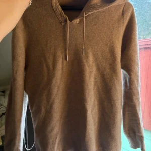 Merinoull hoodie - Bra skick förutom en liten skada på halsen.  Använd högst 10 gånger