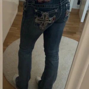 Miss Me jeans - Super snygga Miss Me jeans, i en fin blå färg. 💙Rakt över midjan är dom 41 cm och innebenslängden är 82cm. Den har inga stora tecken på slitage och är bara använd några få gånger. Skriv gärna om det är något du undrar eller om du vill diskutera priset! 💗