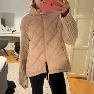 Vadderad jacka med stickad ärmar - Bra skick, jacka från bastet