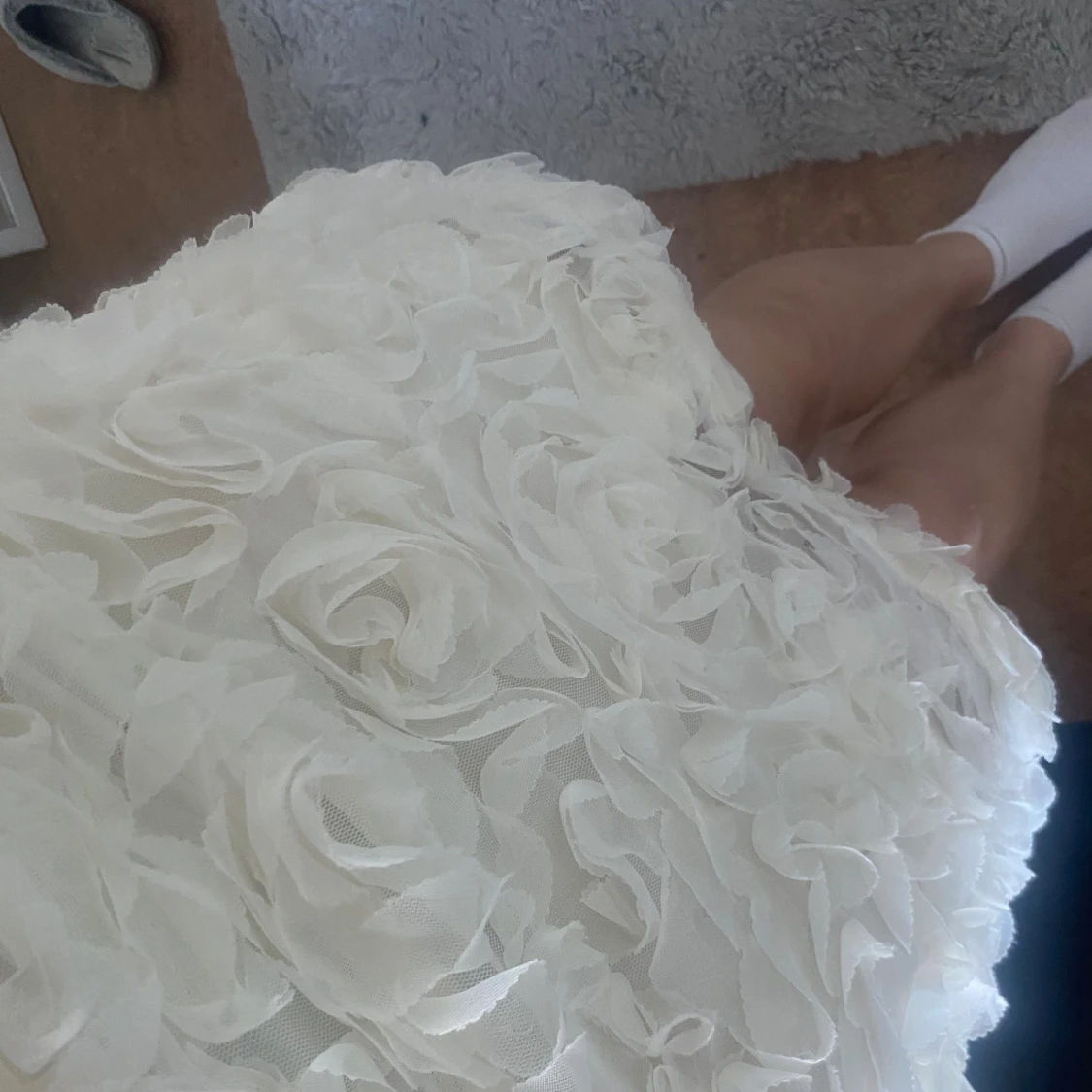 Vit blommig kortkjol  - 2