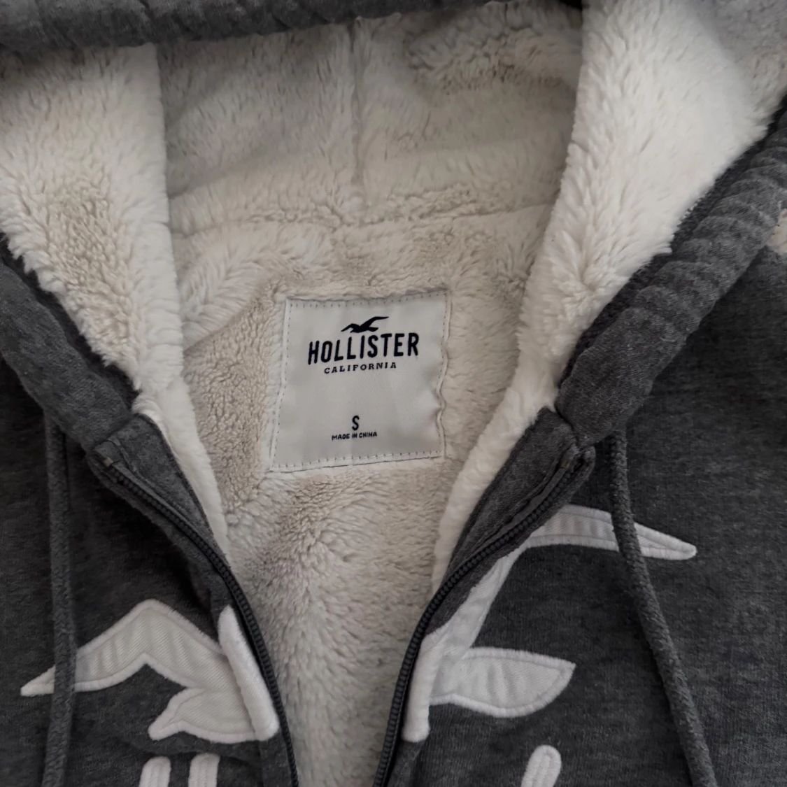 Grå zip up hoodie från Hollister med teddyfoder - 3