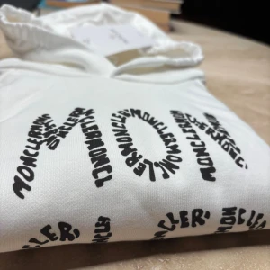 Moncler hoodie - Till barn, passar runt barn som är 130 ungefär!