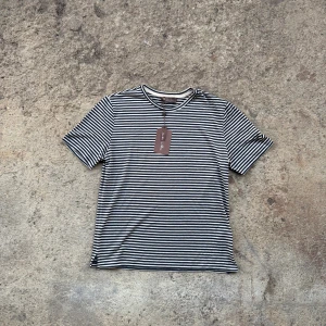 Randig t-shirt från Loro Piana - Snygg randig t-shirt från Loro Piana i marinblått och vitt. Den är cashmere och är i helt nytt skick priset som står är inte fast utan det går att diskutera vid snabb affär!