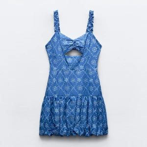 Zara klänning - Jättefin klänning från Zara som är köpt förra sommarn och endast använd ett par gånger! Skriv för fler bilder!💕💕