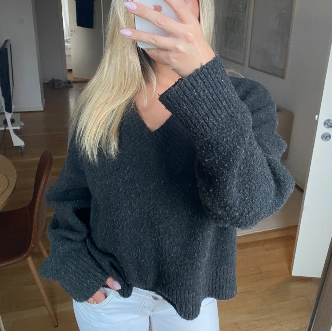 Mörkgrå stickad v-ringad tröja - 1