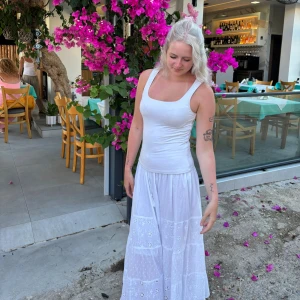 säljer denna vita lång kjol - säljer nu denna vita lång kjol som jag köpte på Rhodos i sommar, super fin verkligen och går ända ner till skorna på mig som är 173 🩷