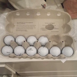 Top Flite Golfbollar - 10 stycken Top Flite golfbollar i mycket fint skick, förvarade i äggkartong. Bollarna ser oanvända ut utan synligt slitage eller repor. Perfekt för golfentusiasten som vill ha kvalitetsbollar till ett bra pris. Om du skulle vara sugen på att köpa köp Järna på vinted (brage2011)