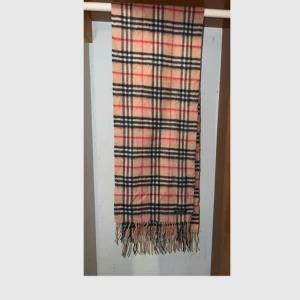 Burberry vintage halsduk - En vintage burberry halsduk till salu. Finns fler modeller på min sida. Allt är äkta men äldre kollektioner dvs vintage kollektion. Finns olika material. Vissa är kashmir, vissa är fårull och vissa är 50%/50%