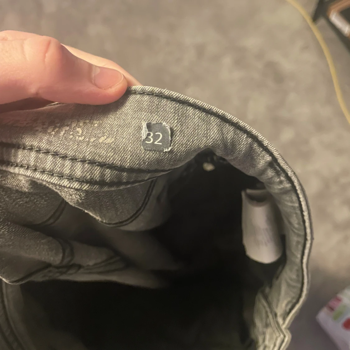 Grå skinny jeans i storlek 32 - 2