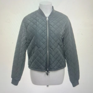 Höstjacka🍁🍁 - Så snygg bomberjacka perfekt nu i höst, inga defekter! I en grön/grå färg