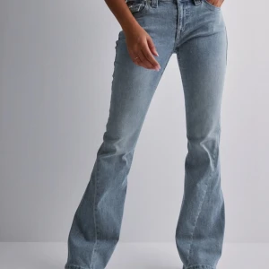 True religion jeans - Säljer mina true religion jeans i storlek W23 Becca Mid Rise Bootcut, då dem inte passade. Har använt dem cirka 5 gånger,har inte haft några hål💕
