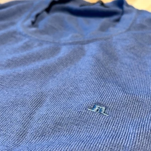 Merinoull tröja från J.lindeberg - Storleken är L men har krymt till kanske xs/s passar nog perfekt på någon runt 170cm. 100% Merinoull och har ett väldigt skönt material. Tröjan är ljusblå men ser ut att va Mörkblå. Kom med prisförslag! 