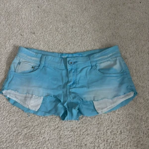 Ljusblå jeansshorts Black Bat - Säljer ett par ljusblå jeansshorts från Black Bat. De är i strl 38/M men de passar även mindre och större storlekar då de är ett stretchigt material. De är köpa på karlaplan loppis från i somras och har bara använt dom någon fåtal gång efter de så de är väldigt bra kvalité. Passar bra till sommaren.