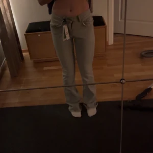 Ljusgrå bootcut jeans  - Nya jeans med prislapp,  från Gina! Super snygga o aldrig använda, hör av dig vid frågor eller prisförslag.  Nypris ä 499kr