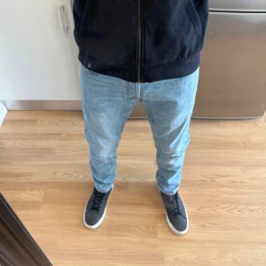 Jack & Jones Jeans Blå W32 L32 - Sjukt fina blåa Jack & Jones Jeans i storlek W32/L32. Mått - Midja: 42cm, Benlängd: 104cm. Modellen är 184cm & 63kg. Hör av dig vid funderingar!🤩