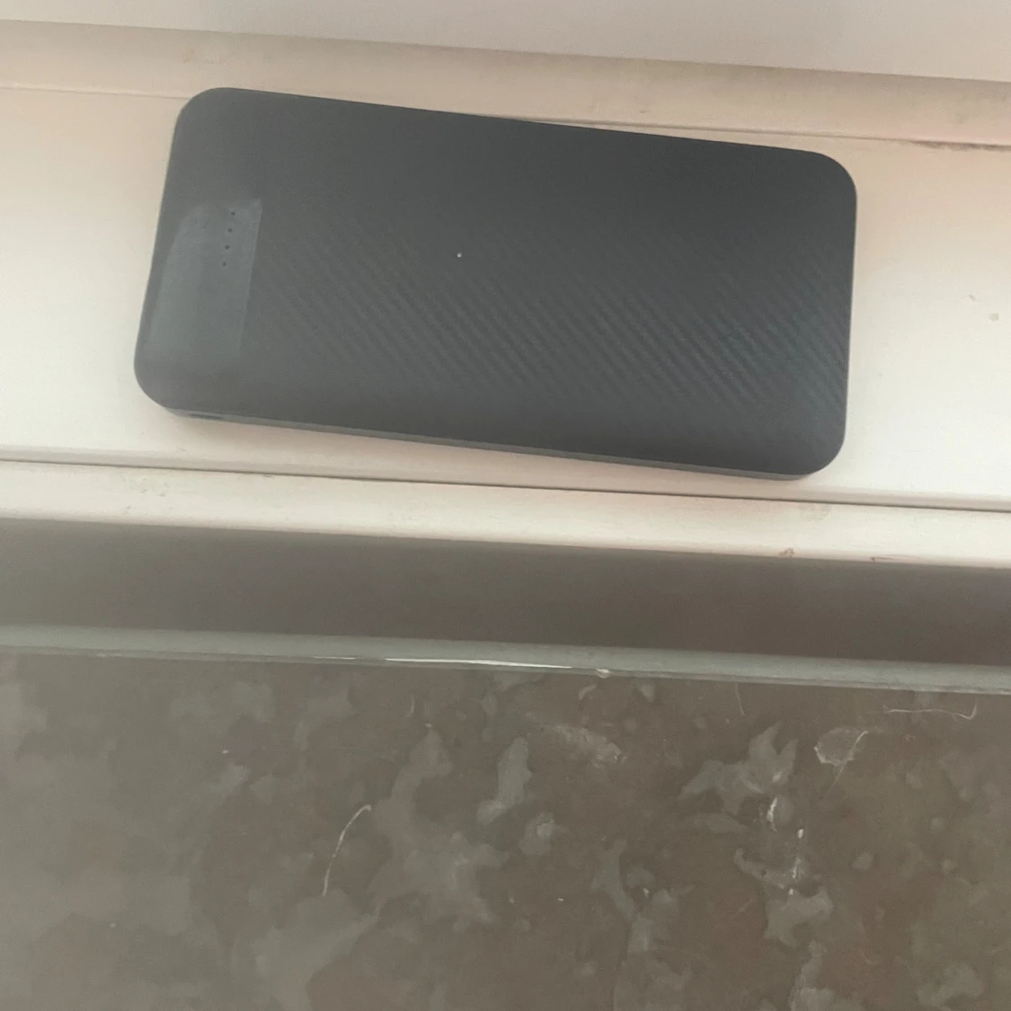 Extern batteribank med USB-C kablar