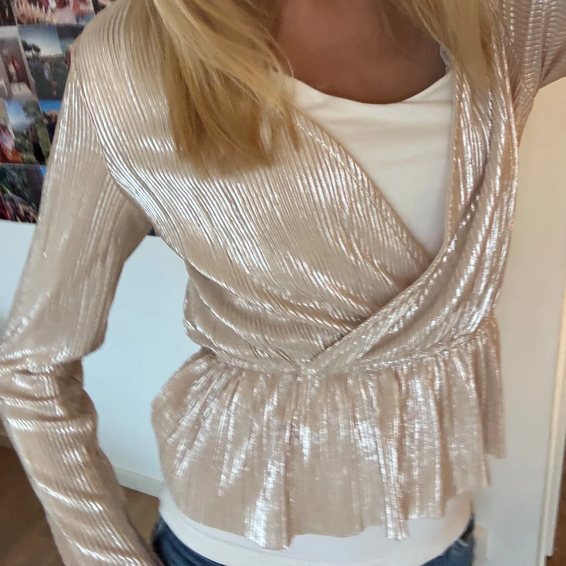 Glittrig omlottopp i champagne - 3