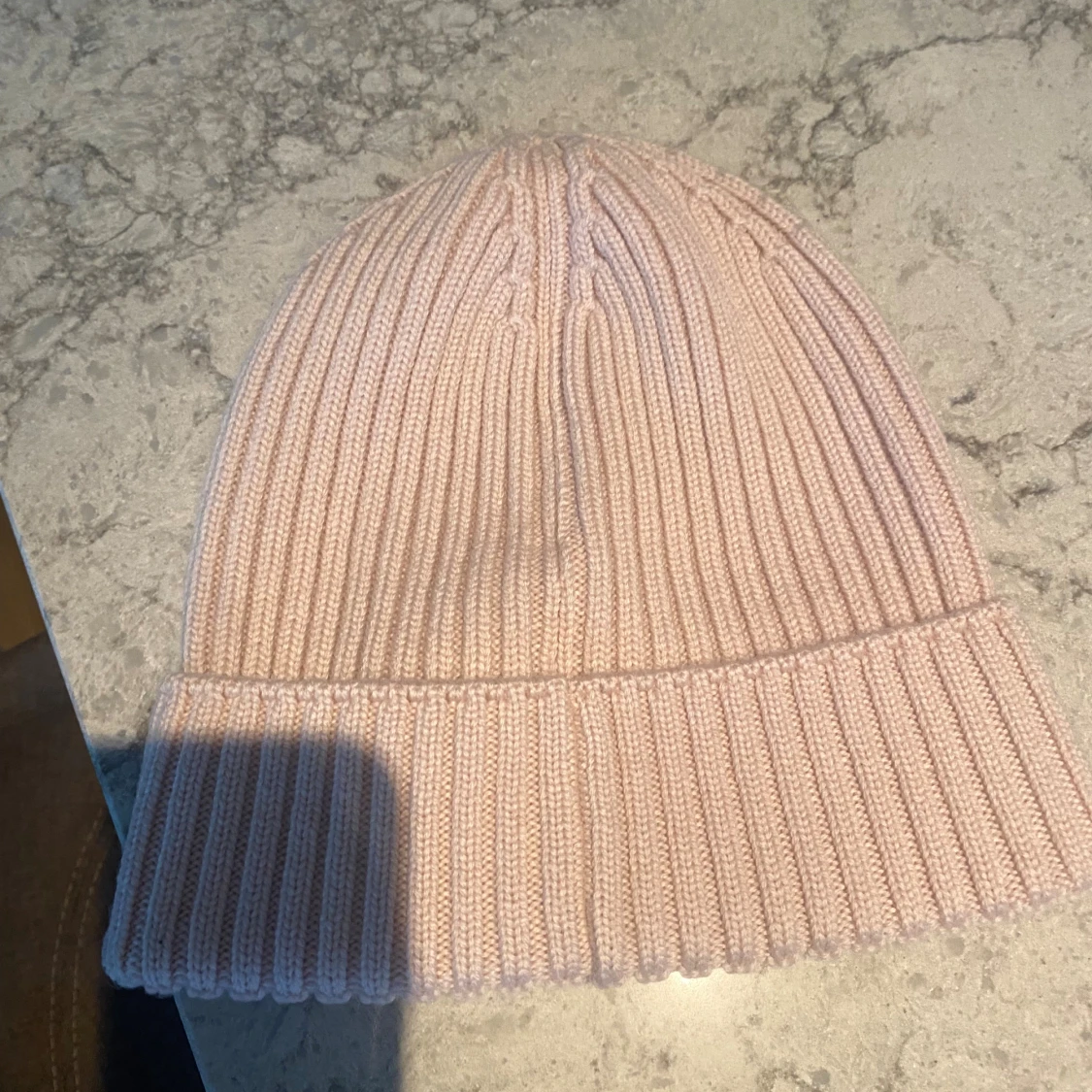 Ljusrosa ribbstickad mössa Moncler - 1