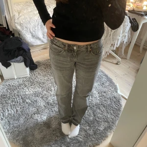 Assnygga lowwaist weekday jeans - Jätte snygga lågmidjade Arrow jeans från Weekday med grå wash, använda fåtal gånger och säljer då de inte kommer till användning. Passar mig, som är ca 170, i längden. Storlek 26/30. Kan tänka mig att sänka pris🫣
