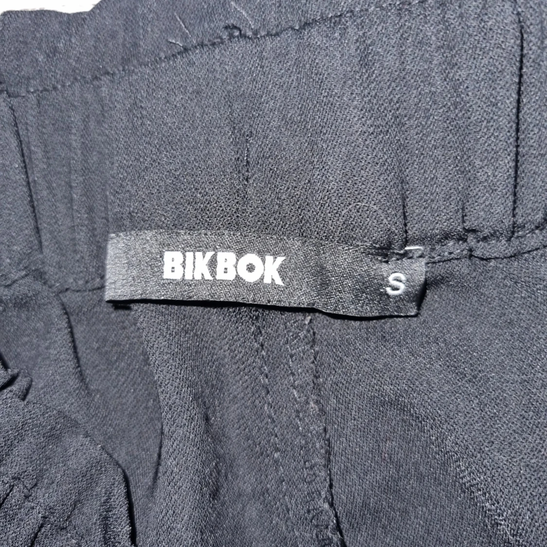 Svarta byxor med resår från BikBok - 2