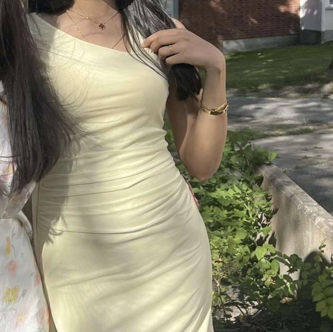 Ljusgul långklänning med släp - 3