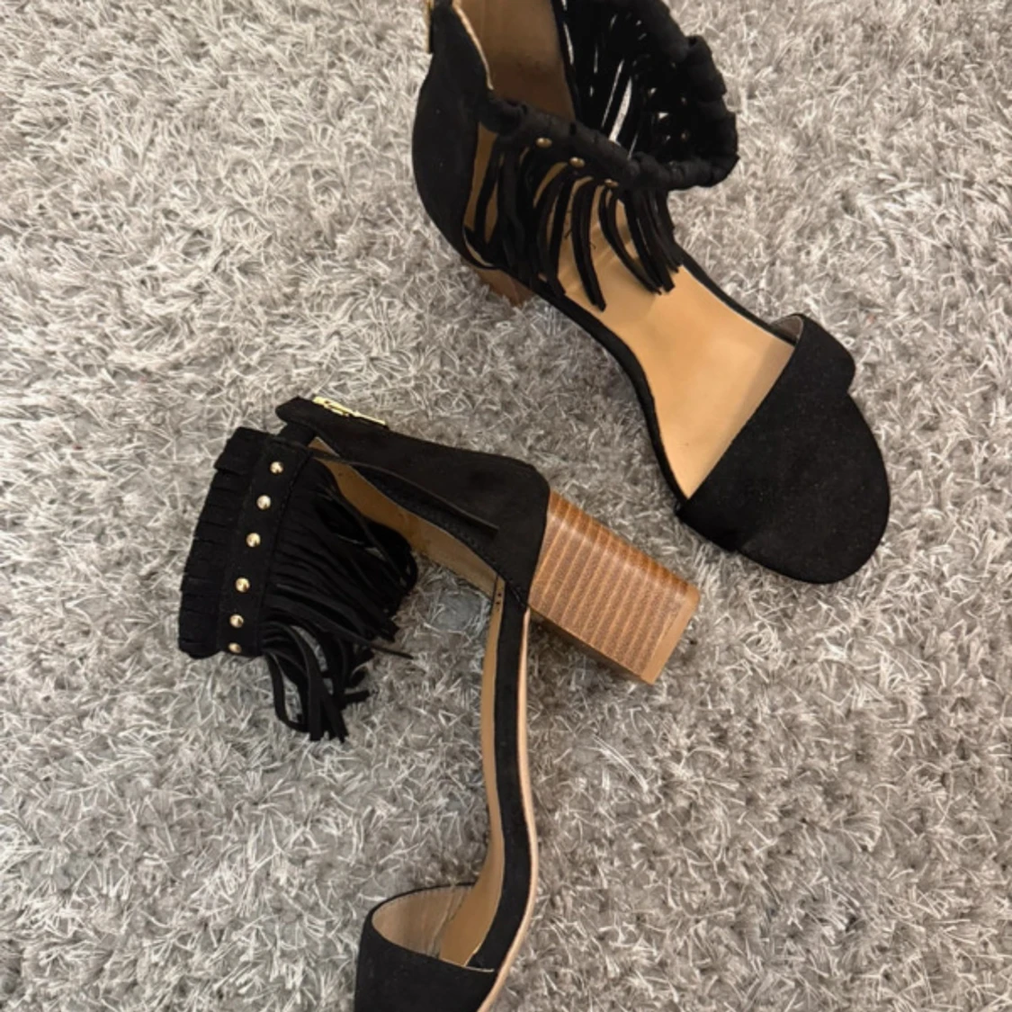 Svarta klackar med fransar och klack - 2