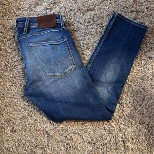 Replay ANBASS - Säljer nu ett par riktigt snygga replays i storlek w31/L30! Jeansen är i väldigt bra skick och finns inget tecken på användning, vid frågor och funderingar skriv ett dm! Pris ej hugget i sten✍️