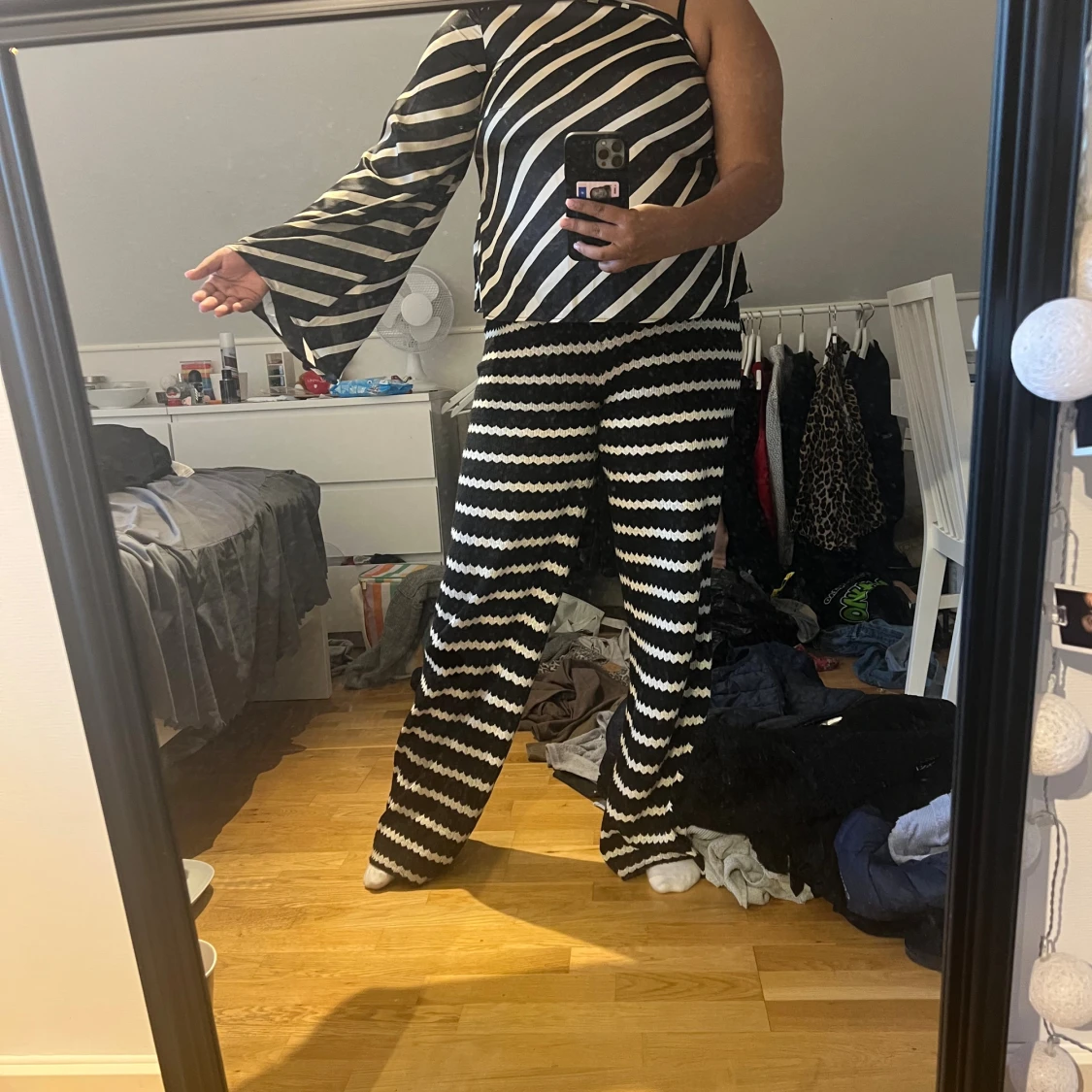 Svartvit randig oneshoulder-top - 2