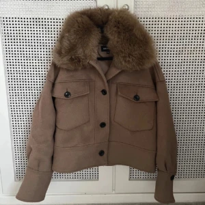 Brun Meotine kappa  - Brun meotine kappa med jätteskön pälskrage. Knapparna till fickorna framtill är borta. Jätteskön och varm.Storlek Xs/S. Pris kan diskuteras. 