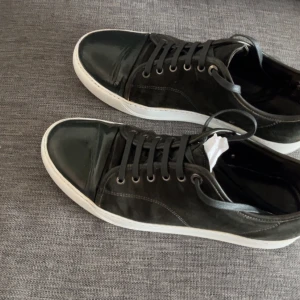 Lanvins - Snygga lanvin skor, de är ganska slitna det är därför jag säljer billigt. Bara skorna kommer med. Köpta på vinted. Lite tejp i ena hälen. Uk 9, passar 43-44. 