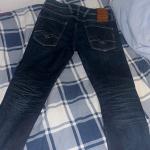 Replay Hyperflex Anbass jeans blå - Säljer ett par mörkblå Replay Hyperflex Anbass jeans med snygg Fade. Perfekt för dig som vill ha ett par sköna jeans för alla tillfällen! De är Använda lite grann men inga defekter. Nypris är runt 1600 mitt pris är 499!! priset är dock ej hugget i sten!