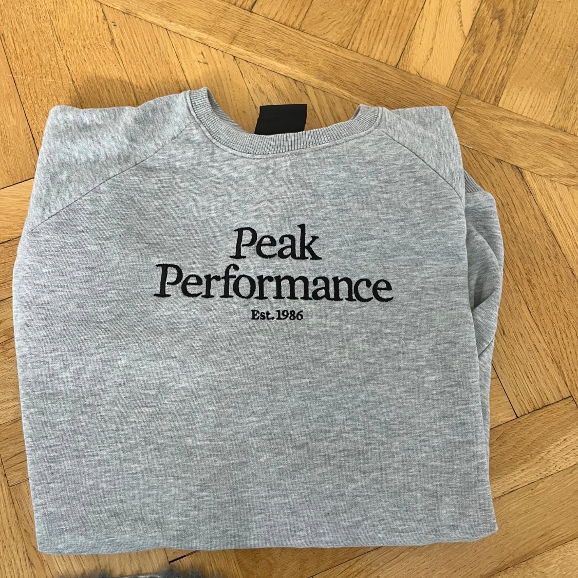 Grå sweatshirt från Peak Performance