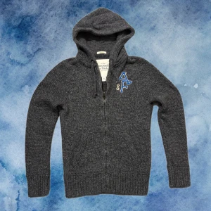 Stickad Kofta Från Abercrombie & Fitch - Säljer denna unika och feta vintage Abercrombie & Fitch stickade koftan. Varm, så perfekt till kallare dagar! Storlek S. Nästan som ny skick! Priset ej hugget i sten. Perfekt för dig med avslappnad stil.