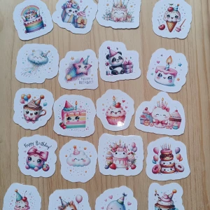 Happy Birthday Stickers - Ett ark med söta och färgglada klistermärken med födelsedagstema. Motiven inkluderar tårtor, cupcakes, enhörningar, djur och festliga dekorationer – perfekt för att dekorera kalasinbjudningar, presenter eller din kalender!