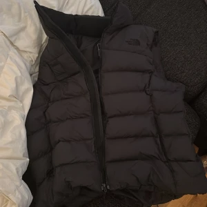 Svart dunväst från The North Face - Jag säljer en north face dunväst för endast 899 kr, om nån är intresserad och köpa den priset kan diskuteras. 