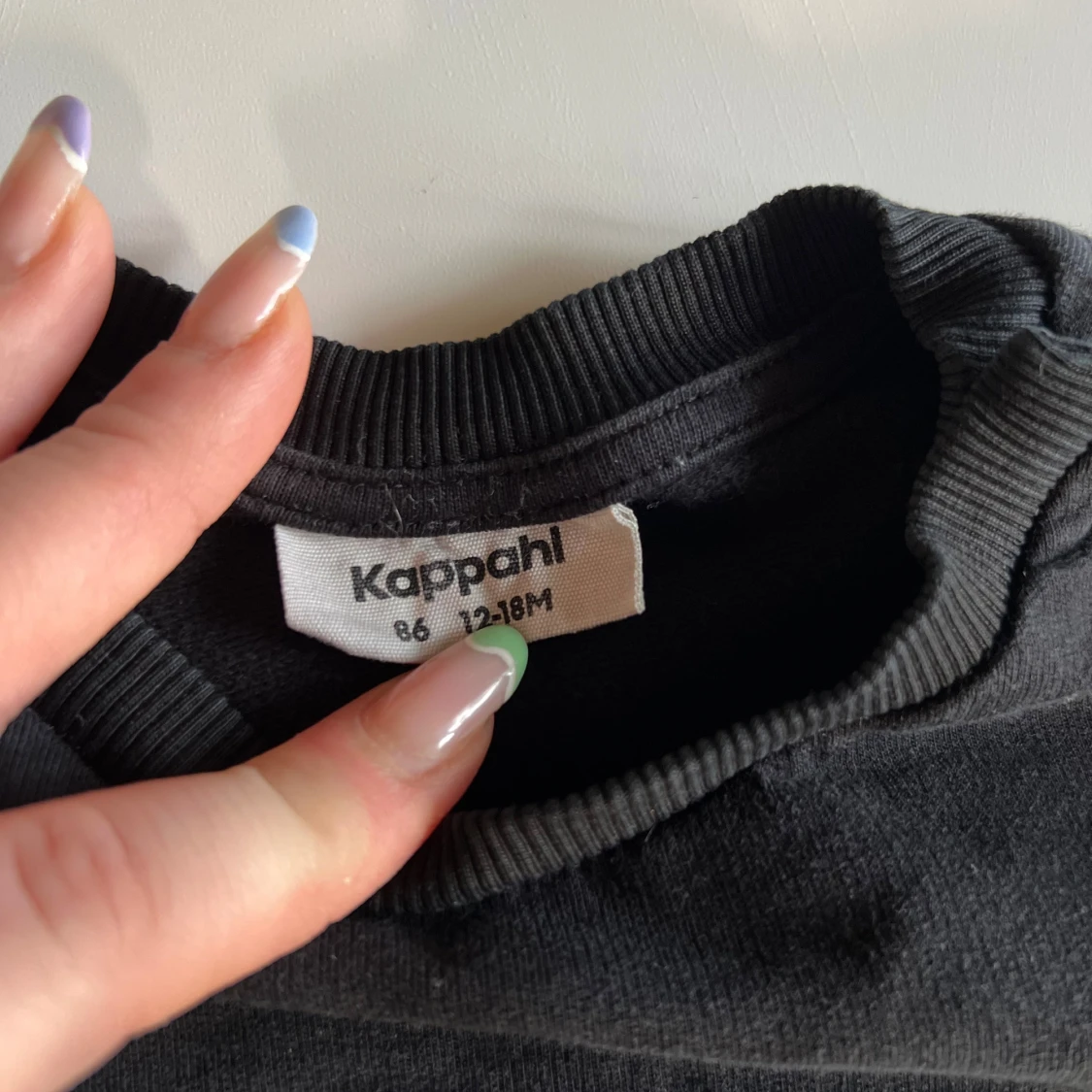 Svart sweatshirt MINI från Kappahl - 2