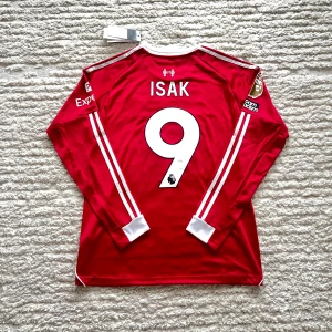 Isak Home longsleeve Liverpool shirt 25/26 - Har den i storlek S, M, L och X. Vinter är påväg och denna långärmade tröja kommer göra jobbet 😎.                  Helt ny med prislapp, helt oanvänd 