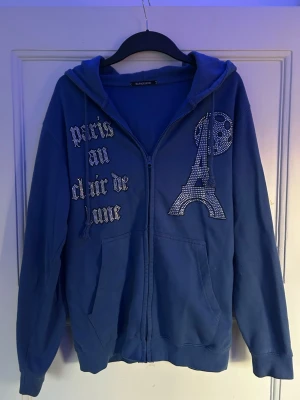 Bling lucid tröja  - Riktigt fett tröja från bling lucid som inte säljs längre, tröjan sitter bra och e riktigt nice på en lite svallare sommarkväll. 