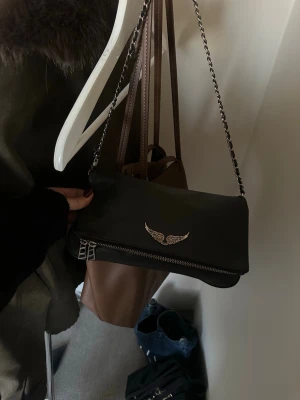 Zadig väska  - Säljer nu denna väska från zadig Voltaire. Fint skick men använd. Långt och kort band finns 