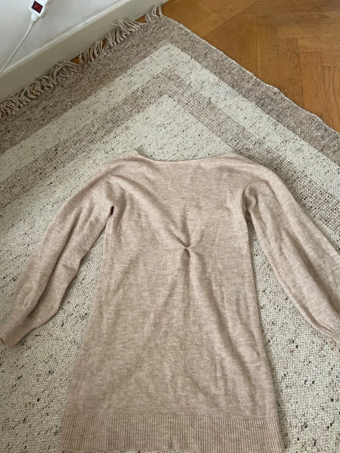 Beige stickad v-ringad tröja - 1